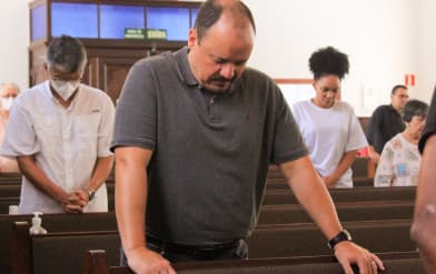 Foto dos fieis enquanto dentro da igreja em momento de oração