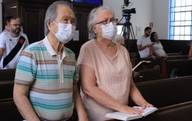 Foto de fieis dentro da igreja participando de um culto