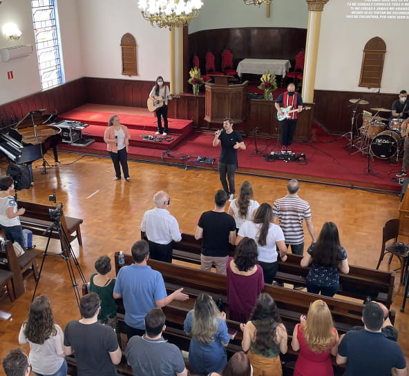 Foto ampla mostrando os fiéis durante um culto na igreja