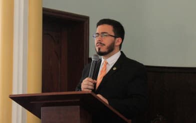 Pastor em cima do altar