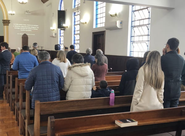 Foto dos fieis enquanto dentro da igreja em momento de oração
