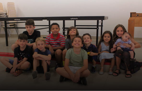 Grupo de crianças reunidas sorrindo