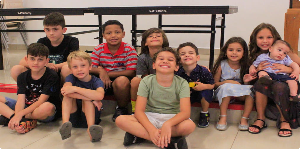 Grupo de crianças sorrindo para uma foto