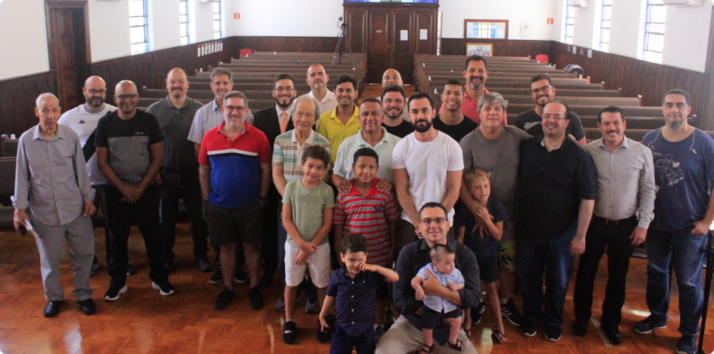 Grupo de homens sorrindo dentro da igreja